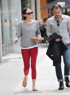 Lauren Cohan feet photo thumbnail
