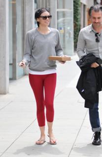 Lauren Cohan feet photo thumbnail