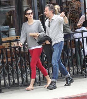 Lauren Cohan feet photo thumbnail