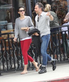 Lauren Cohan feet photo thumbnail