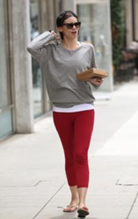 Lauren Cohan feet photo thumbnail