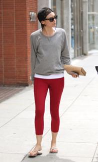 Lauren Cohan feet photo thumbnail