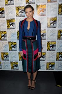 Lauren Cohan feet photo thumbnail