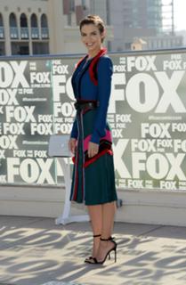 Lauren Cohan feet photo thumbnail