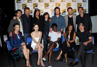 Lauren Cohan feet photo thumbnail