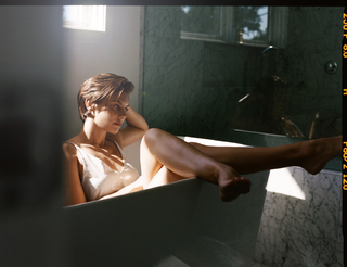 Lauren Cohan feet photo thumbnail