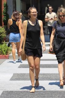 Lauren Cohan feet photo thumbnail