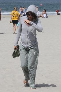 Lauren Cohan feet photo thumbnail