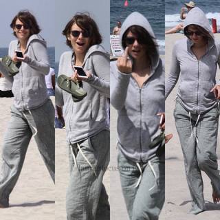 Lauren Cohan feet photo thumbnail