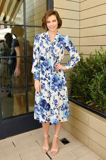 Lauren Cohan feet photo thumbnail