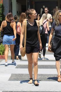 Lauren Cohan feet photo thumbnail