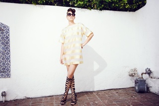 Lauren Cohan feet photo thumbnail