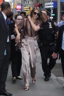 Lauren Cohan feet photo thumbnail