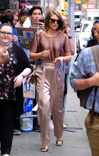 Lauren Cohan feet photo thumbnail