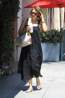 Lauren Cohan feet photo thumbnail