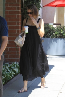 Lauren Cohan feet photo thumbnail