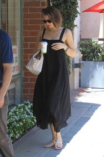 Lauren Cohan feet photo thumbnail
