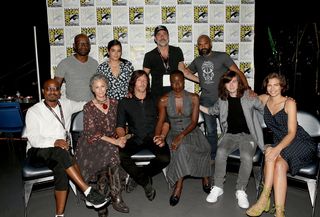 Lauren Cohan feet photo thumbnail