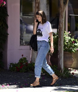 Lauren Cohan feet photo thumbnail