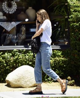 Lauren Cohan feet photo thumbnail