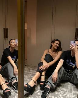 Lauren Cohan feet photo thumbnail