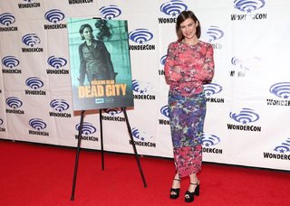 Lauren Cohan feet photo thumbnail