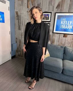 Lauren Cohan feet photo thumbnail