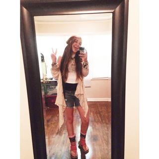 Lauren Daigle feet photo 2