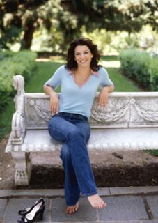 Lauren Graham feet photo thumbnail