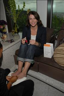 Lauren Graham feet photo thumbnail
