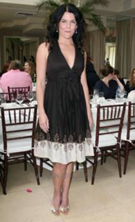 Lauren Graham feet photo thumbnail
