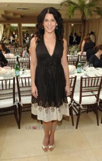 Lauren Graham feet photo thumbnail