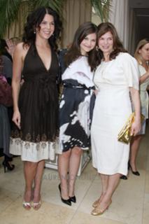 Lauren Graham feet photo thumbnail