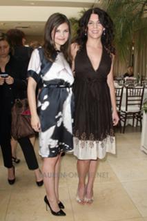 Lauren Graham feet photo thumbnail