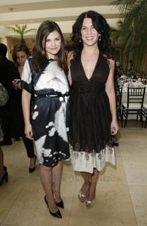 Lauren Graham feet photo thumbnail