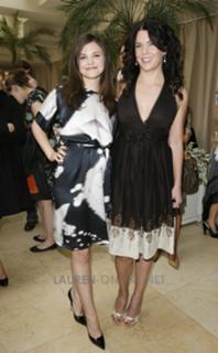 Lauren Graham feet photo thumbnail
