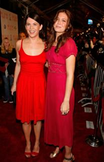 Lauren Graham feet photo thumbnail