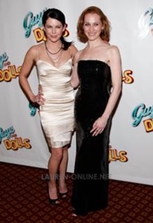 Lauren Graham feet photo thumbnail