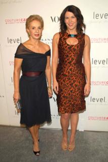 Lauren Graham feet photo thumbnail