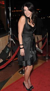 Lauren Graham feet photo thumbnail