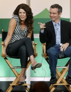 Lauren Graham feet photo thumbnail