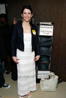 Lauren Graham feet photo thumbnail
