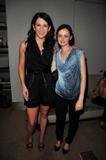Lauren Graham feet photo thumbnail