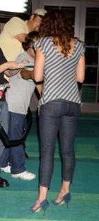 Lauren Graham feet photo thumbnail