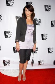 Lauren Graham feet photo thumbnail