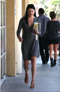 Lauren Graham feet photo thumbnail