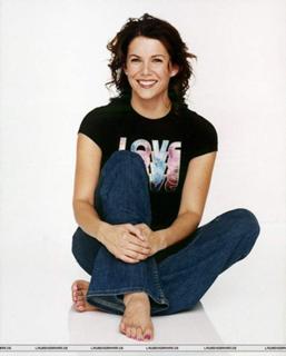 Lauren Graham feet photo thumbnail