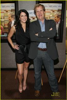 Lauren Graham feet photo thumbnail