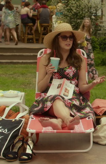 Lauren Graham feet photo thumbnail