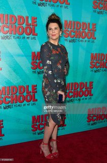 Lauren Graham feet photo thumbnail